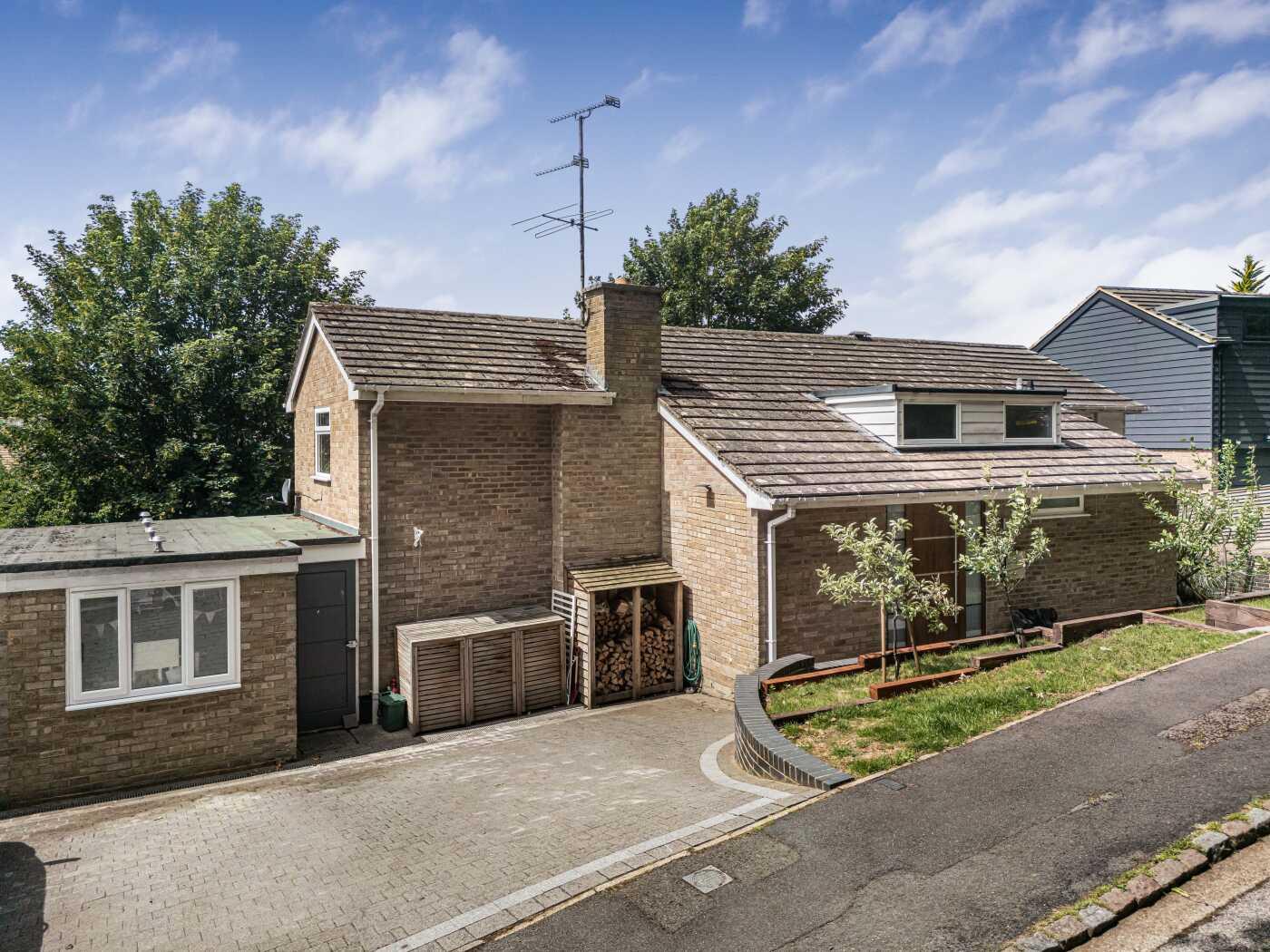 4 bed property in Priory Copse, Peppard Common